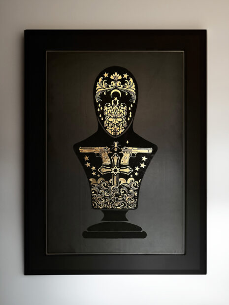 A photograph of an artwork by Bernardo Vallarino of an intricately drawn pattern on a black bust form.