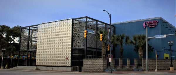 A two-story building, with a sign that reads "Centro de Artes." 