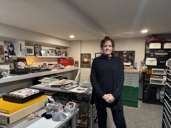 A photograph of artist Loli Kantor in her photography studio.